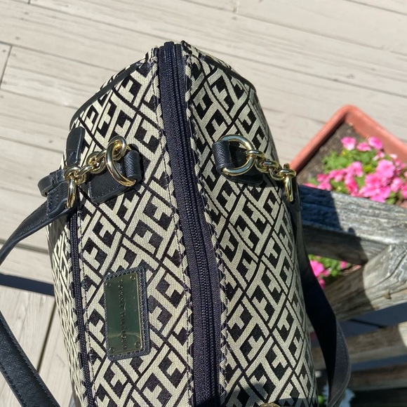 Tommy Hilfiger Signature Logo Handbag - Picture 6 of 11